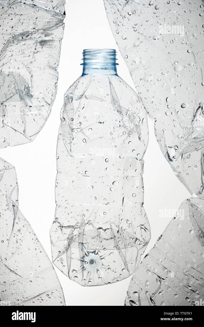 Verwendet Flaschen mit Wasser und weißem Hintergrund Stockfoto