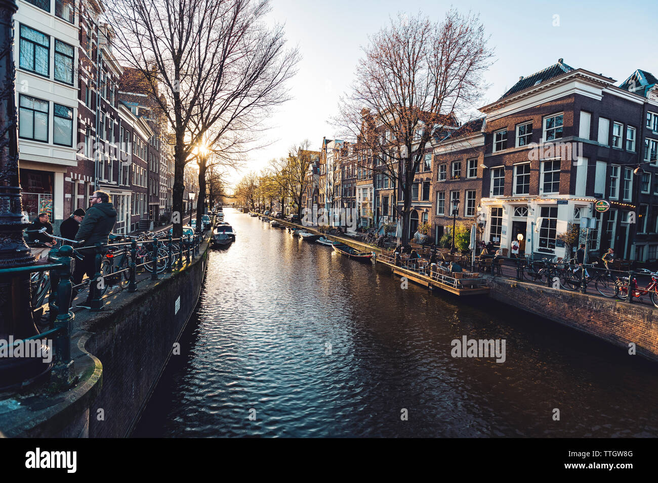 Wasser Kanal in der Altstadt von Amsterdam mit den Menschen gehen auf die Straße. Stockfoto