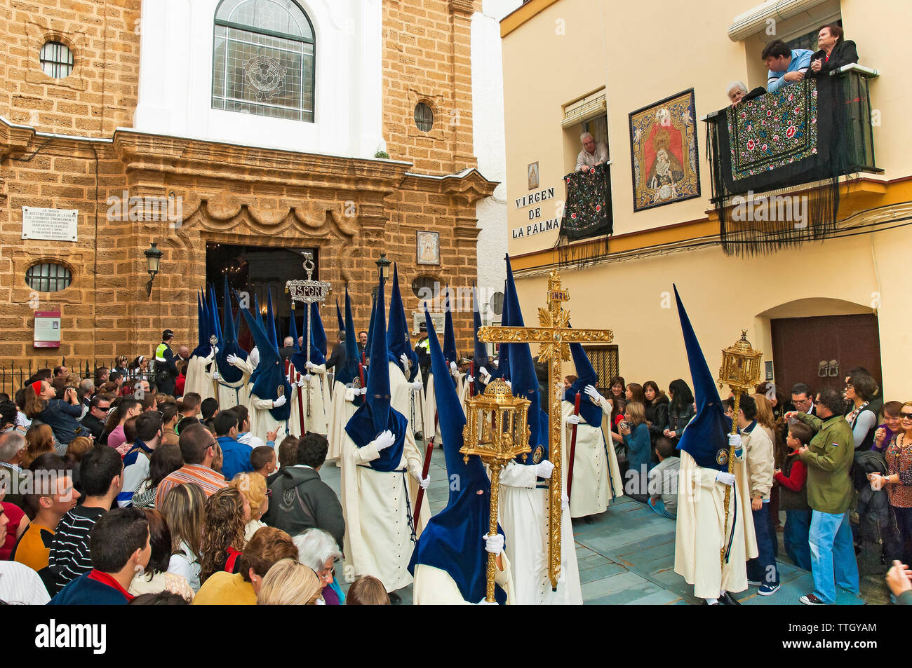 Heilige Woche. Bruderschaft von La Palma. Nazarener und Kreuz der Führung (Leiter der Prozession). Cadiz. Region Andalusien. Spanien. Europa Stockfoto
