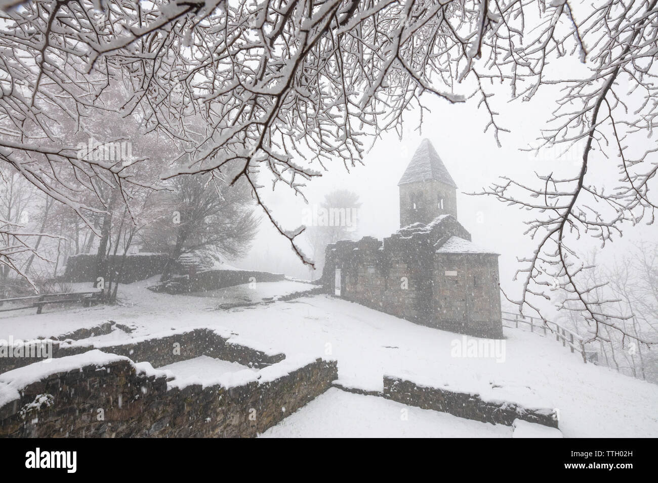 Schneefall auf die Abtei San Pietro in Vallate, Lombardei, Italien Stockfoto