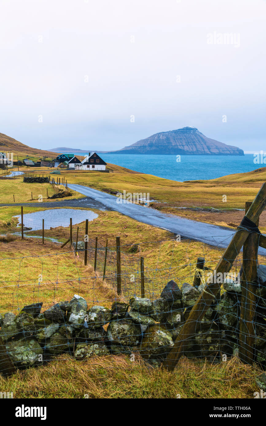 Dorf an der Küste von Nordradalur, Streymoy, Färöer Inseln Stockfoto