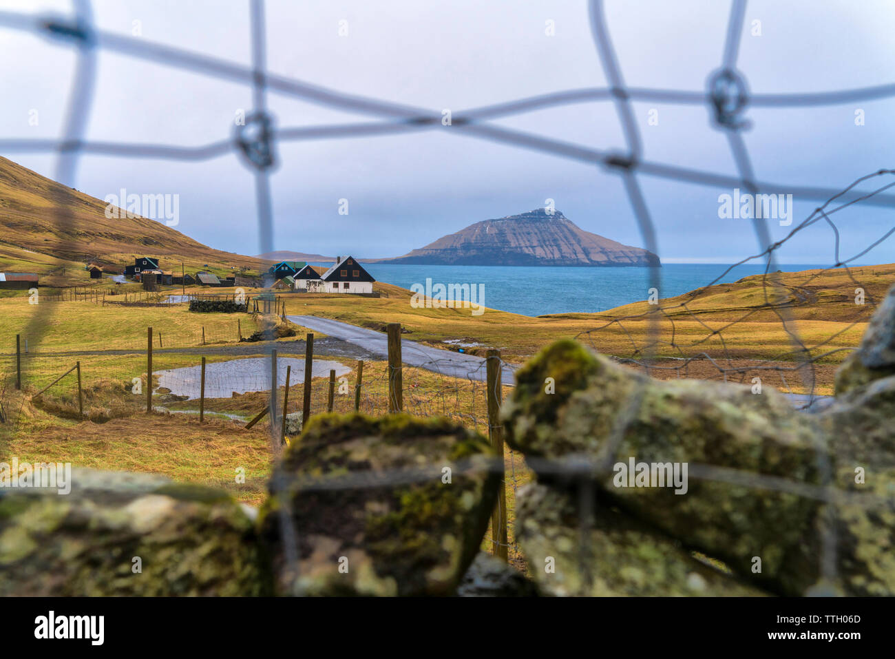 Nordradalur Dorf durch Zaun, Streymoy, Färöer Inseln Stockfoto