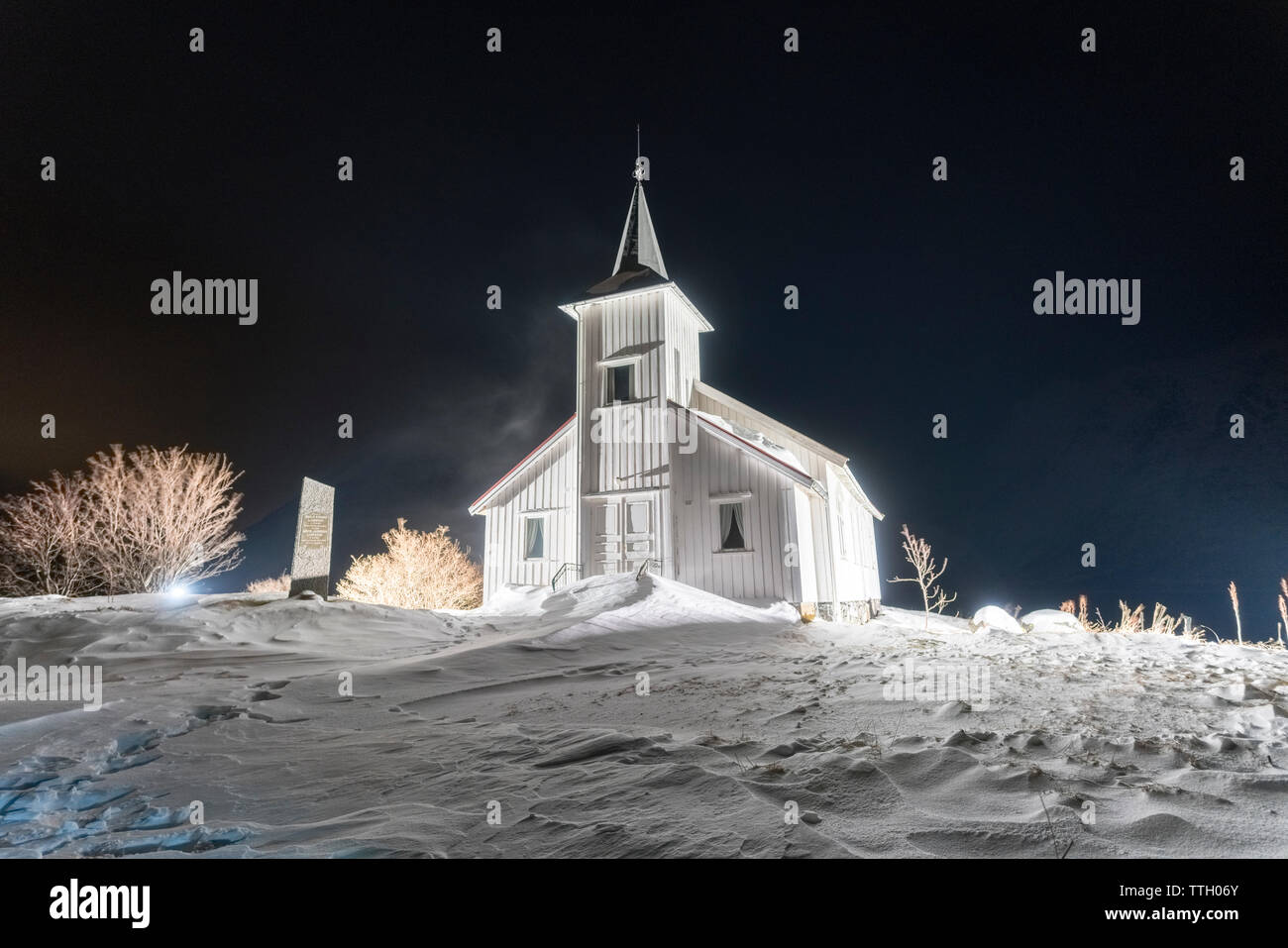 Sildpollnes Kirche mit Schnee, Svolvaer, Norwegen abgedeckt Stockfoto