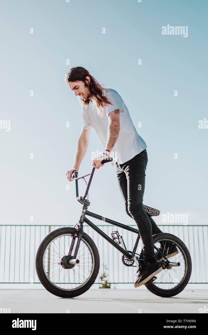 Ein Mann mit seinem BMX-Rad in einem blauen Himmel Stockfoto