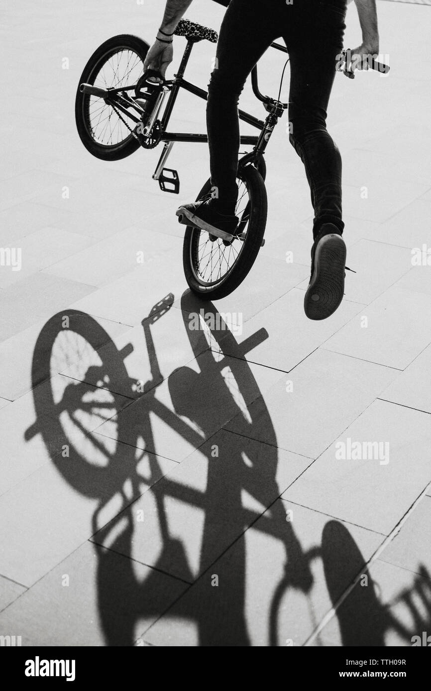 Ein Mann und sein Schatten einen Trick mit einem bmx Fahrrad Stockfoto