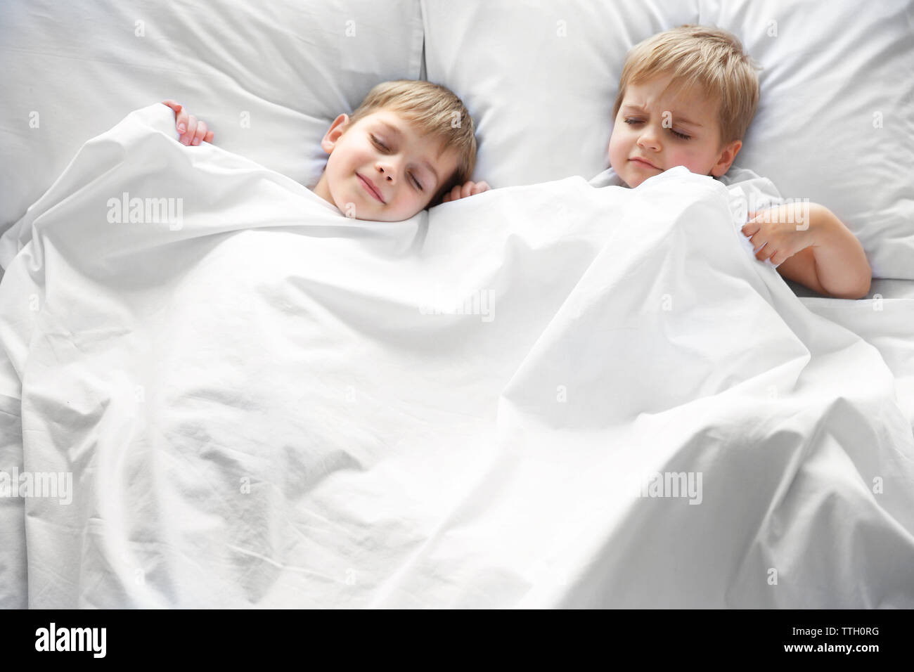 Süße Jungs schlafen im Bett unter der Decke, Nahaufnahme Stockfotografie -  Alamy