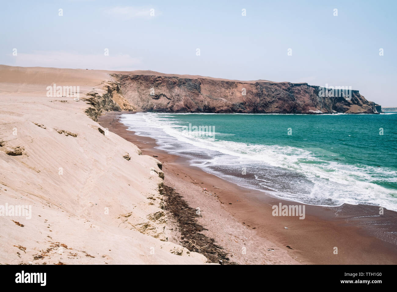 Malerischer Blick auf Playa Colorada, roten Sandstrand, Paracas, Peru Stockfoto