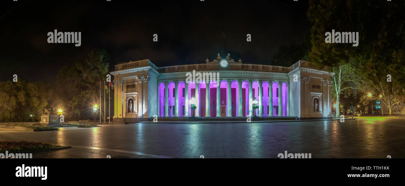Rathaus der Stadt Odessa, Ukraine bei Nacht Stockfoto