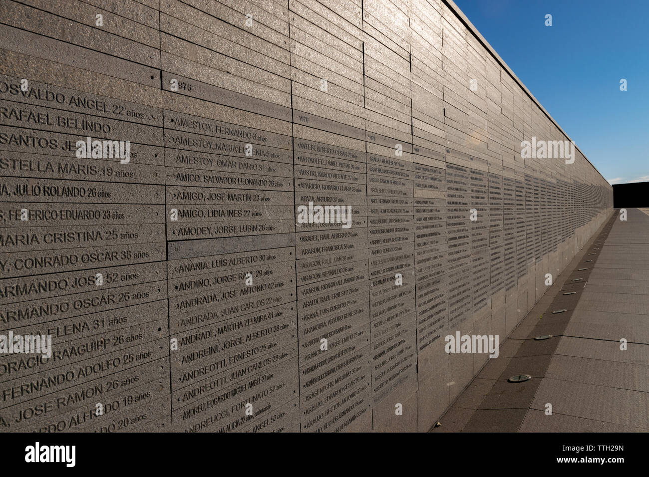 An der Wand, dass die Namen der Opfer der staatlichen Gewalt erinnert, im Speicher Park in Buenos Aires, Argentinien Stockfoto