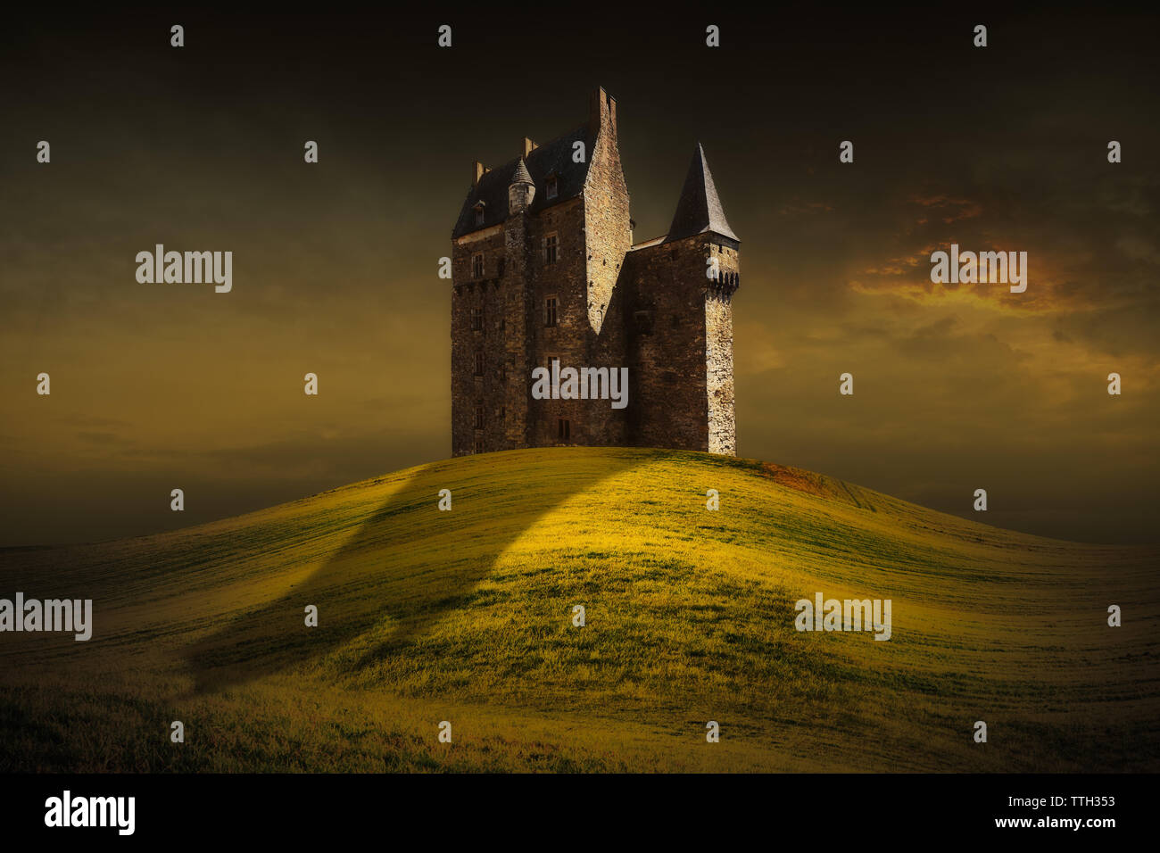 Fantasy schloss hinter dem grünen Gras Hügel. Beleuchtung Szene unter die stimmungsvolle Sky. Stockfoto