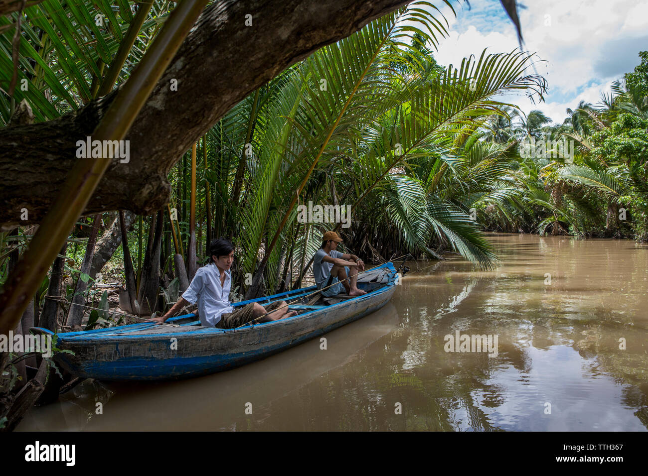 Zwei Jungen entlang eines Kanals im Mekong Delta Region von Vietnam. Stockfoto