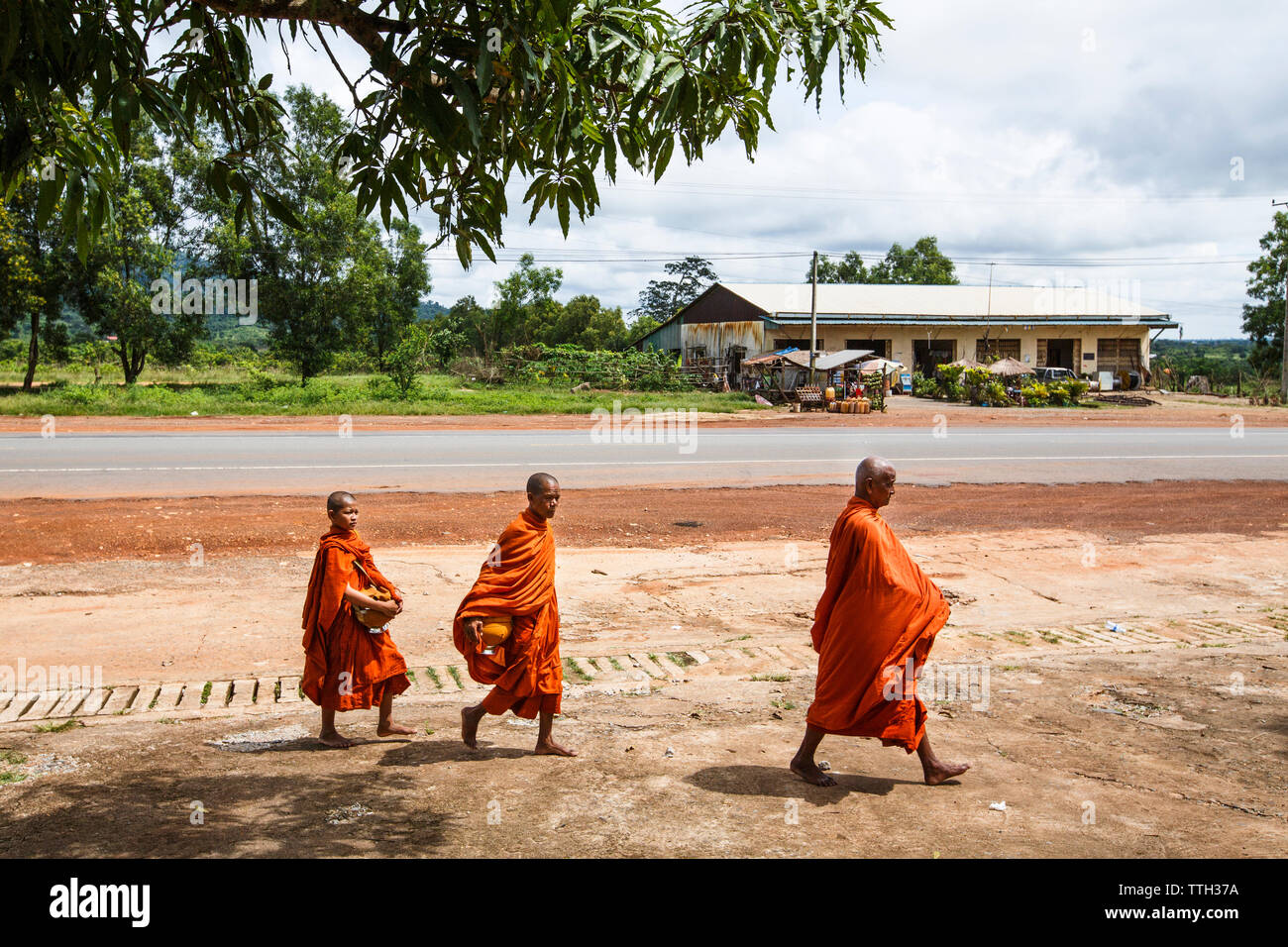 Mönche Spaziergang entlang der Autobahn Almosen sammeln im Süden von Kambodscha. Stockfoto