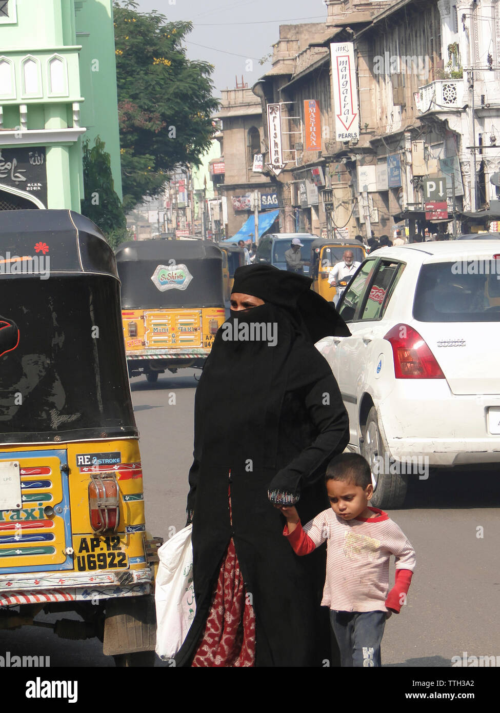 Verschleierte muslimische Frauen Shop im Kop Basar Stockfoto