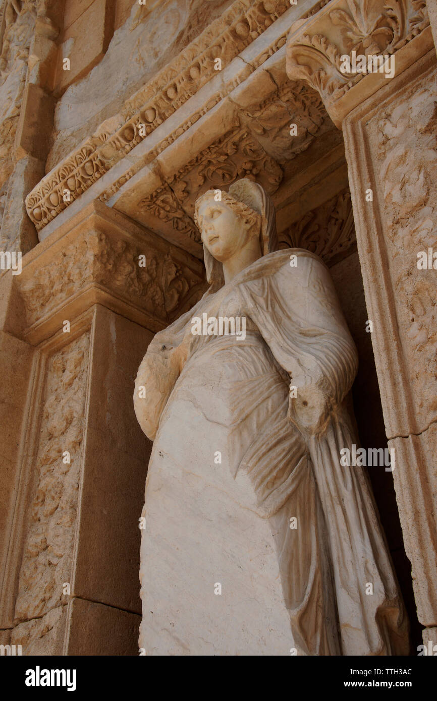 Statue von Arete (Güte) auf der Außenseite des Celsus Bibliothek Stockfoto