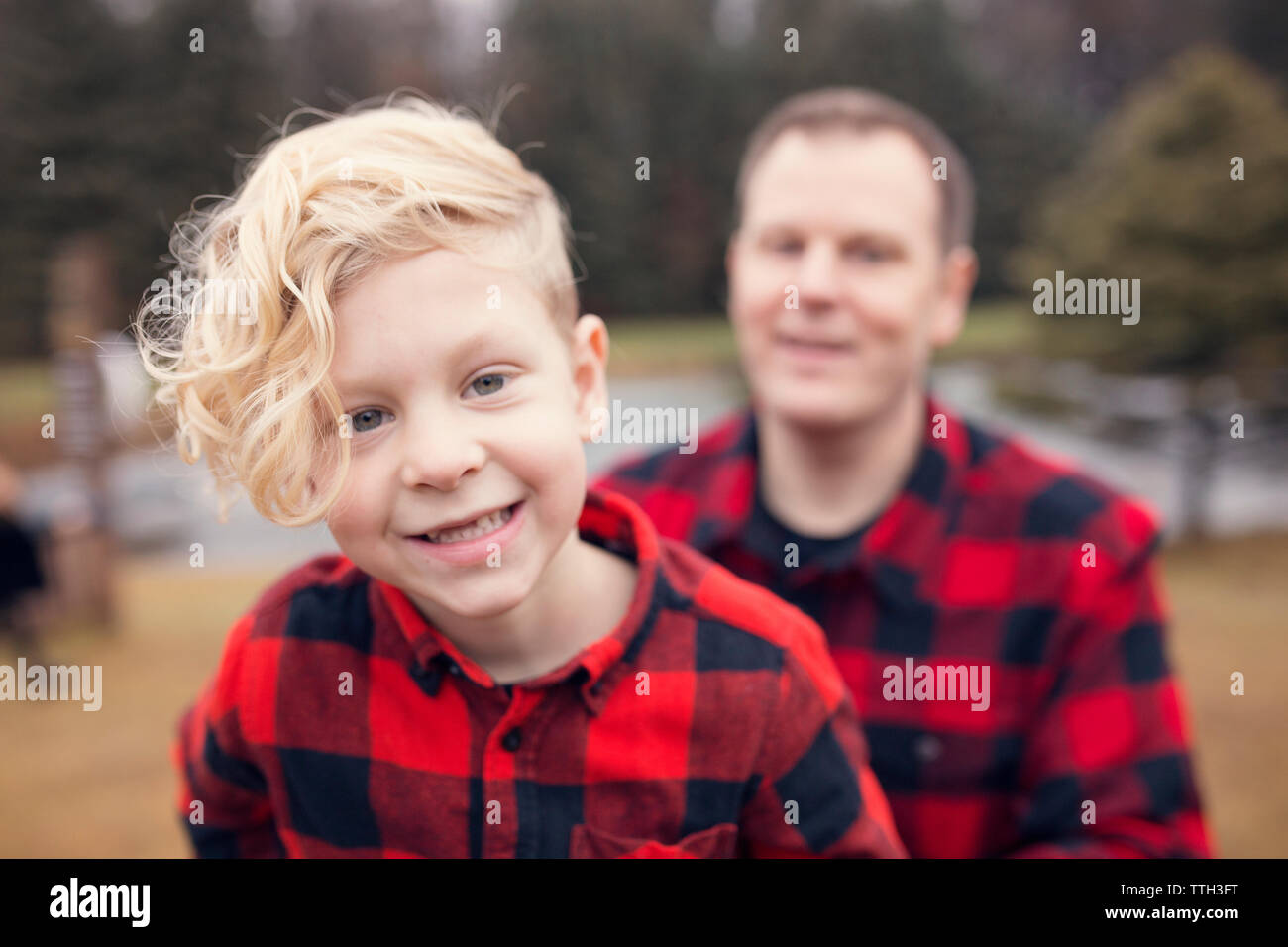 Familie in passenden roten Plaid Stockfoto