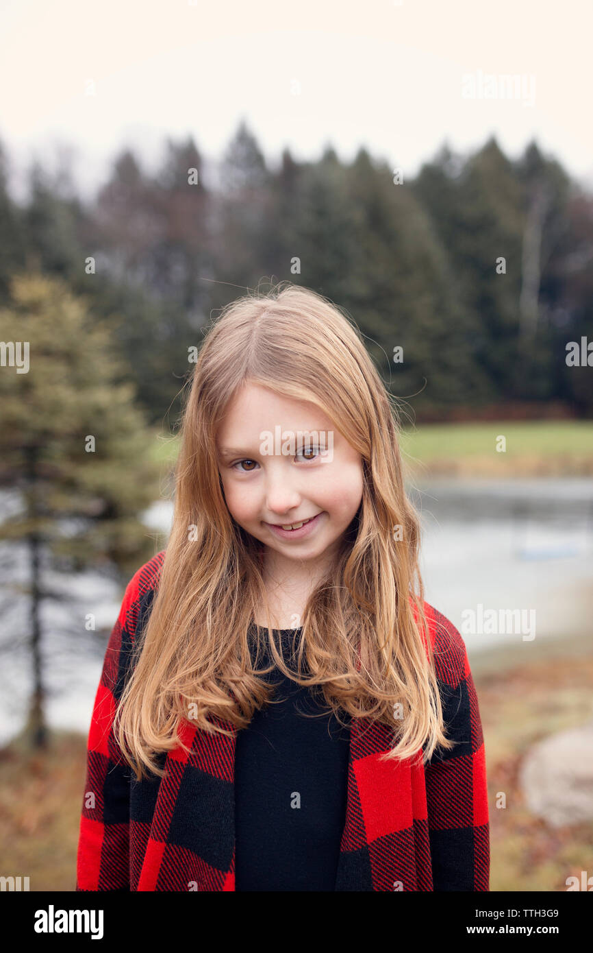 9-Jähriges Mädchen in Rot karierte Stockfoto