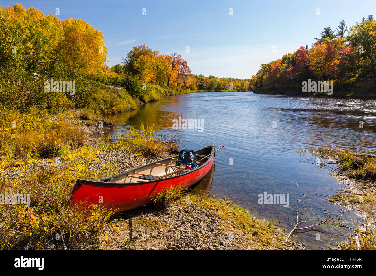 Ein Kanu auf der Bank eines Fluss Maine. Fallen. Stockfoto