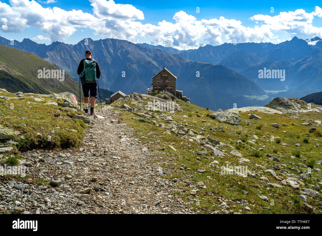 Männliche Wanderer am Erlanger HÌ tte Berghütte in den Ötztaler Alpen Stockfoto