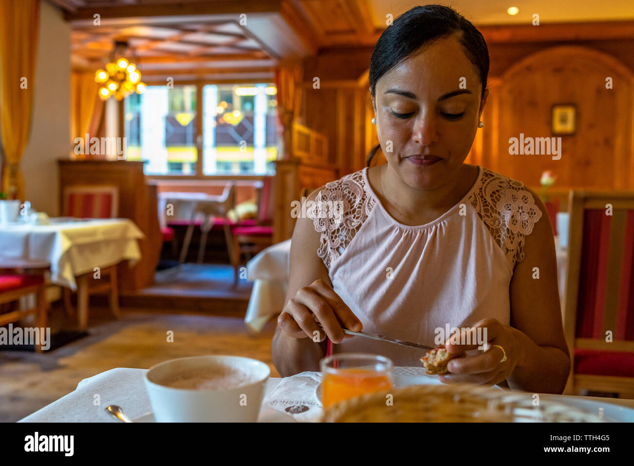 Junge Frau mit Frühstück in einem Hotel in die Stubaier Alpen. Stockfoto