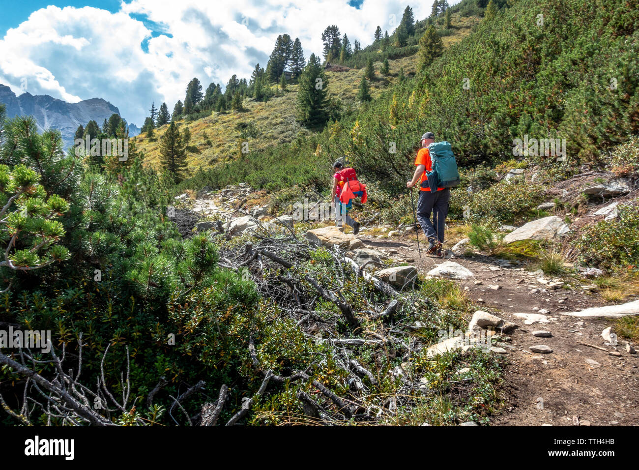 Paar wandern auf einem Berg Trail in den Stubaier Alpen im Sommer Stockfoto