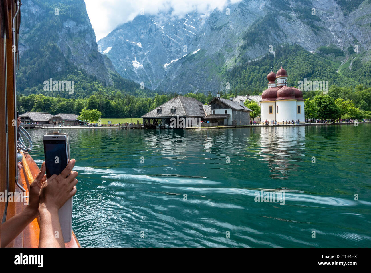 Frau ein Bild von St. BartholomÌ Kapelle mit ihrem Smartphone Stockfoto