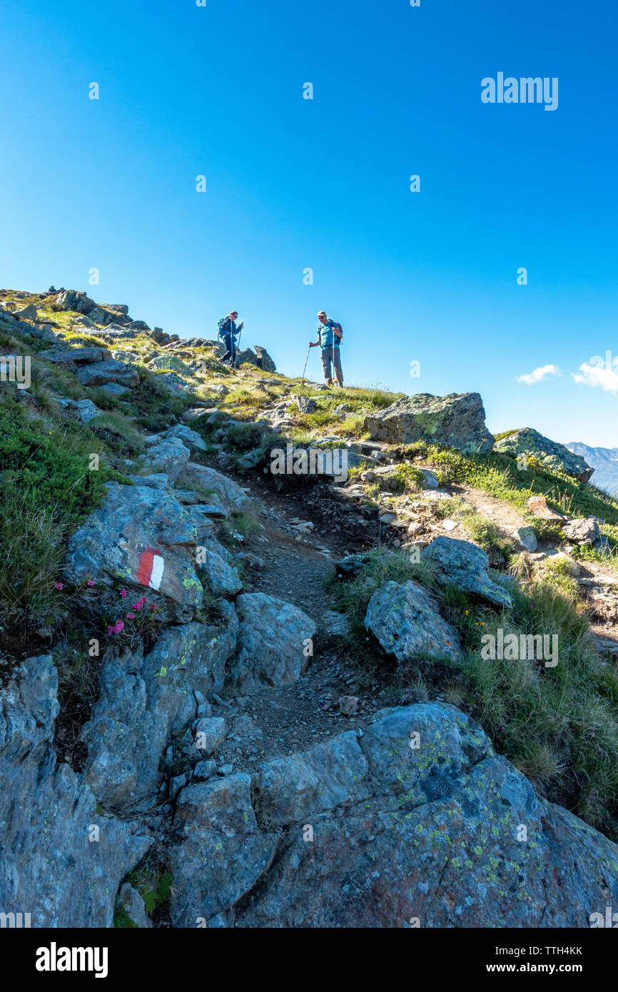 Junges Paar absteigend steil in den Oetztaler Alpen Stockfoto