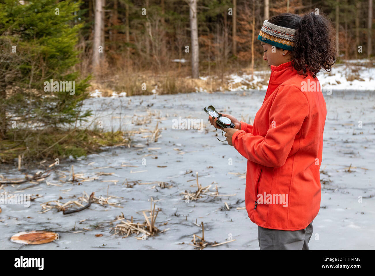 Frau im Freien mit einem Kompass Orientierung im Wald zu finden Stockfoto