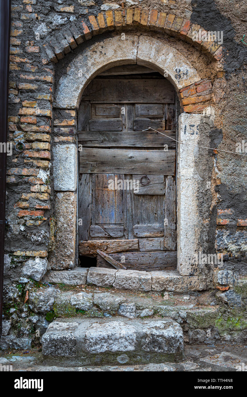 Alte Eingang von einem rustikalen Haus Stockfoto