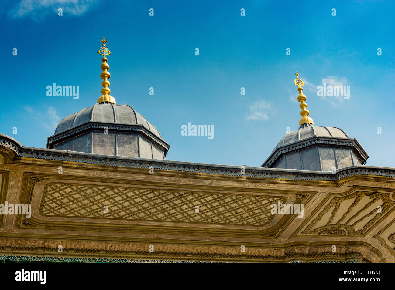Außenansicht der Kuppel in der osmanischen Architektur in Istanbul, Türkei Stockfoto