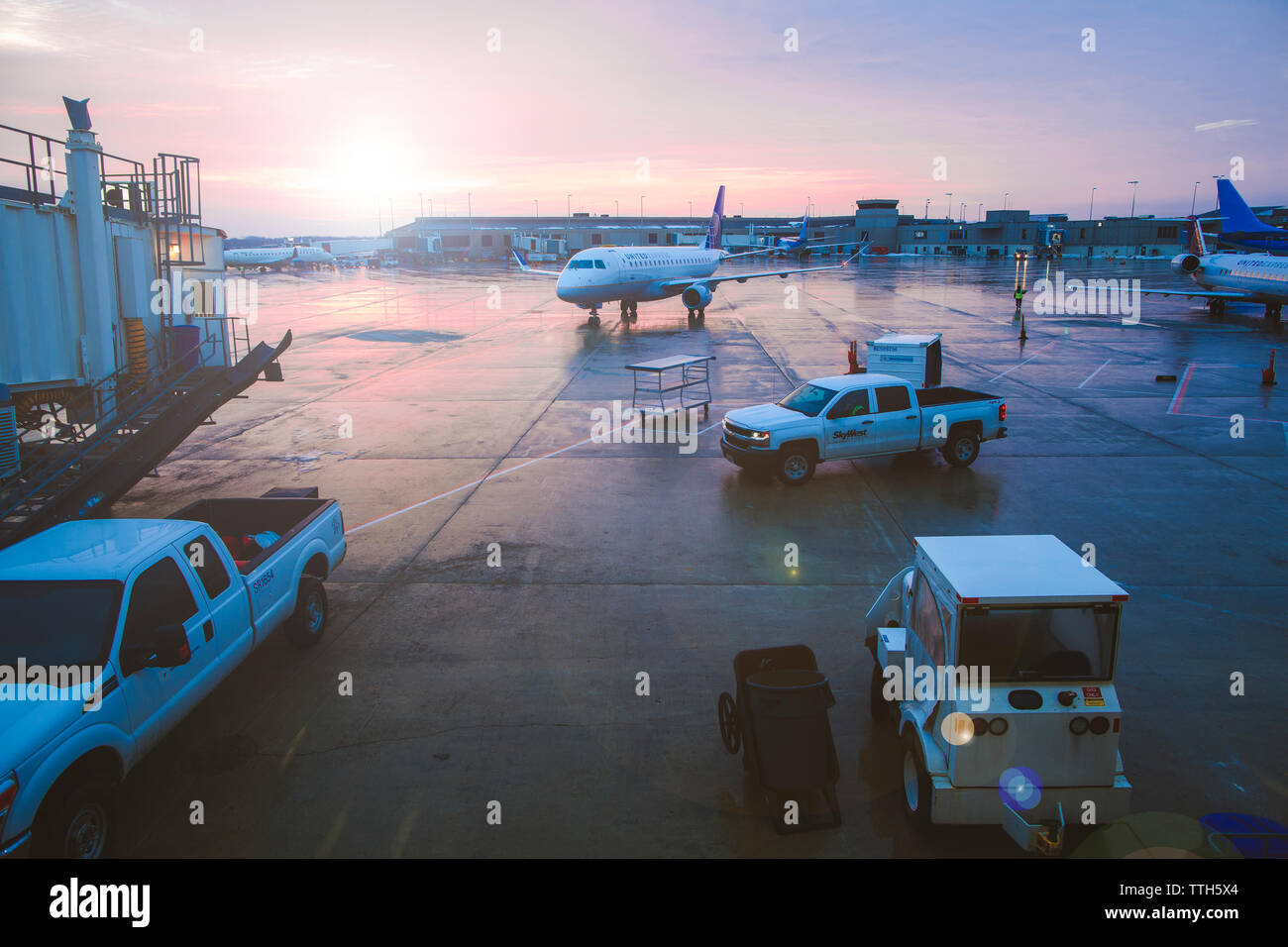 Ein Flugzeug zurück in ein Terminal wie die Sonne beginnt zu steigen Stockfoto