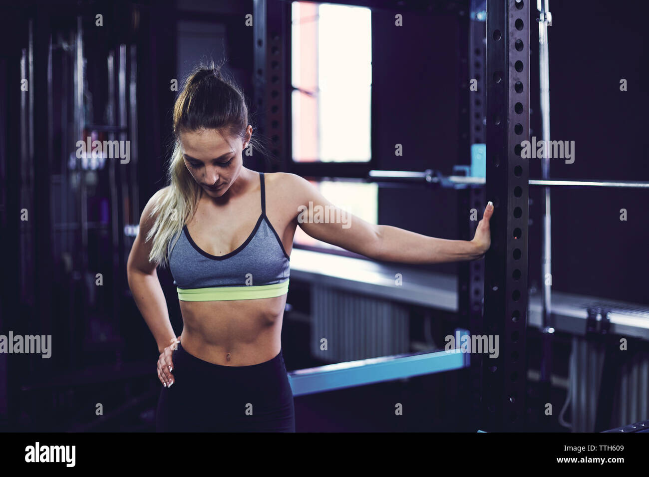Junge Frau Stretching im Fitnesscenter Stockfoto