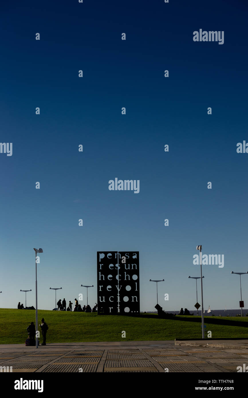 Skulptur "Denken ist eine revolutionäre Tat', der in den Speicher Park, Buenos Aires, Argentinien, erinnert sich Tausende von Opfern staatlicher Gewalt Stockfoto