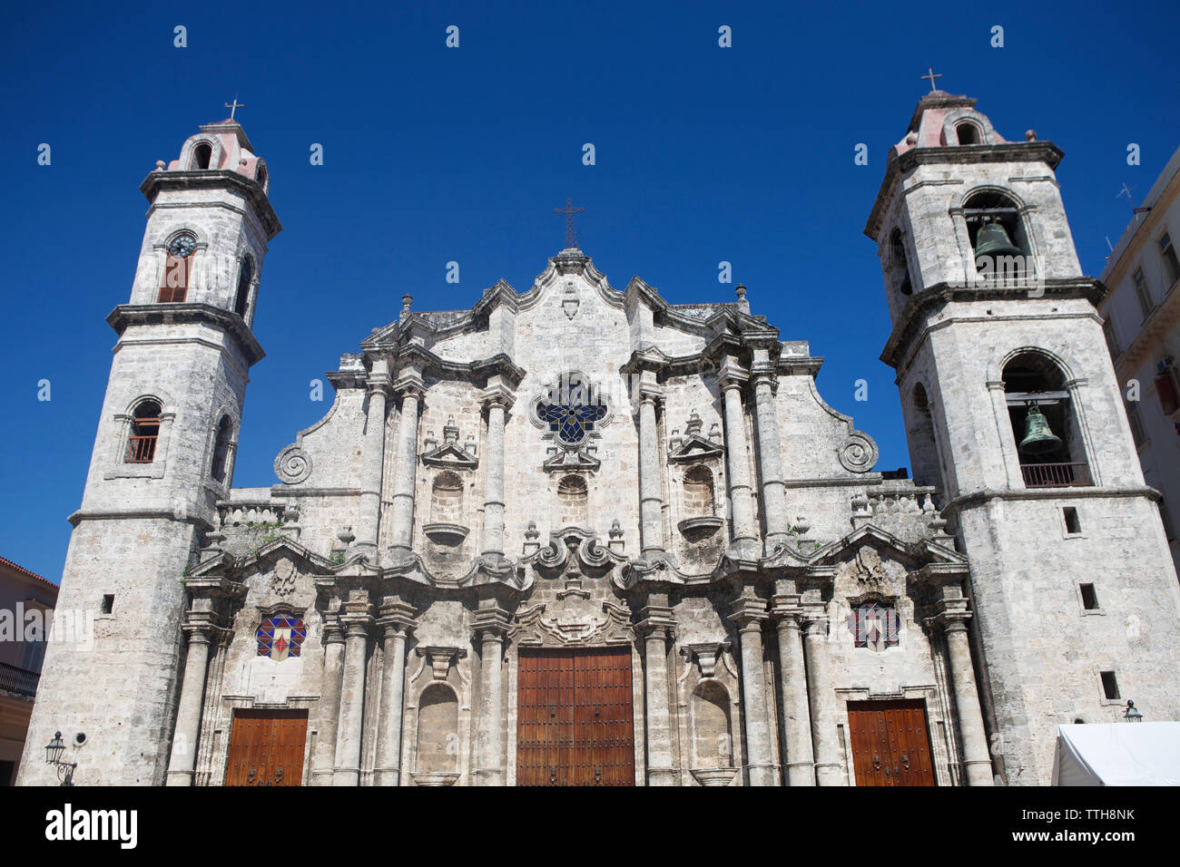 Low Angle View auf die Plaza de la Dom gegen blauen Himmel während der sonnigen Tag Stockfoto