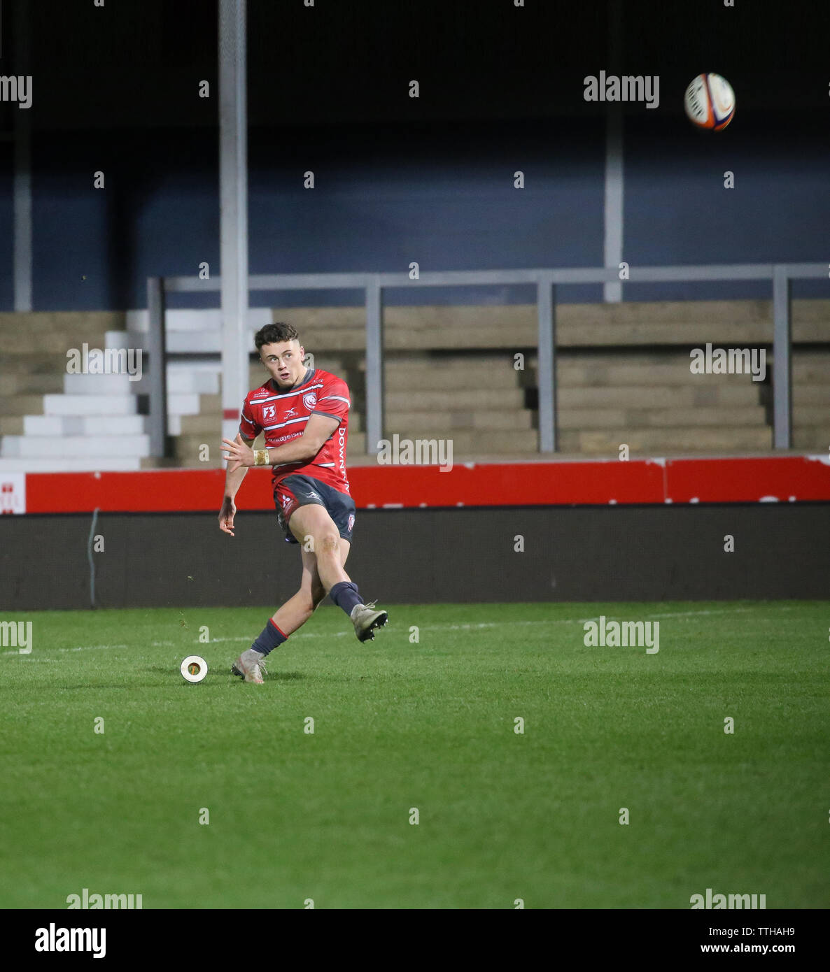 Scrum Hälfte, Charlie Chapman nimmt einen Elfmeter gegen Exeter Chiefs 2 Kader Kingsholm Stadion, Gloucester, Großbritannien Stockfoto