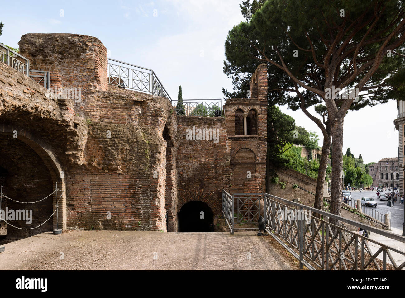 Rom. Italien. Insula dell'Ara Coeli, Reste eines römischen Wohnhauses aus dem 2. Jahrhundert n. Chr., Blick von der Terrasse mit den Glockenturm (Campanile) Stockfoto