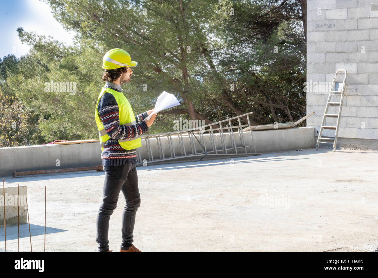 Gebäude Ausbildung, Website besuchen, auszubildender Ingenieur auf einer Baustelle von Haus im Bau Stockfoto