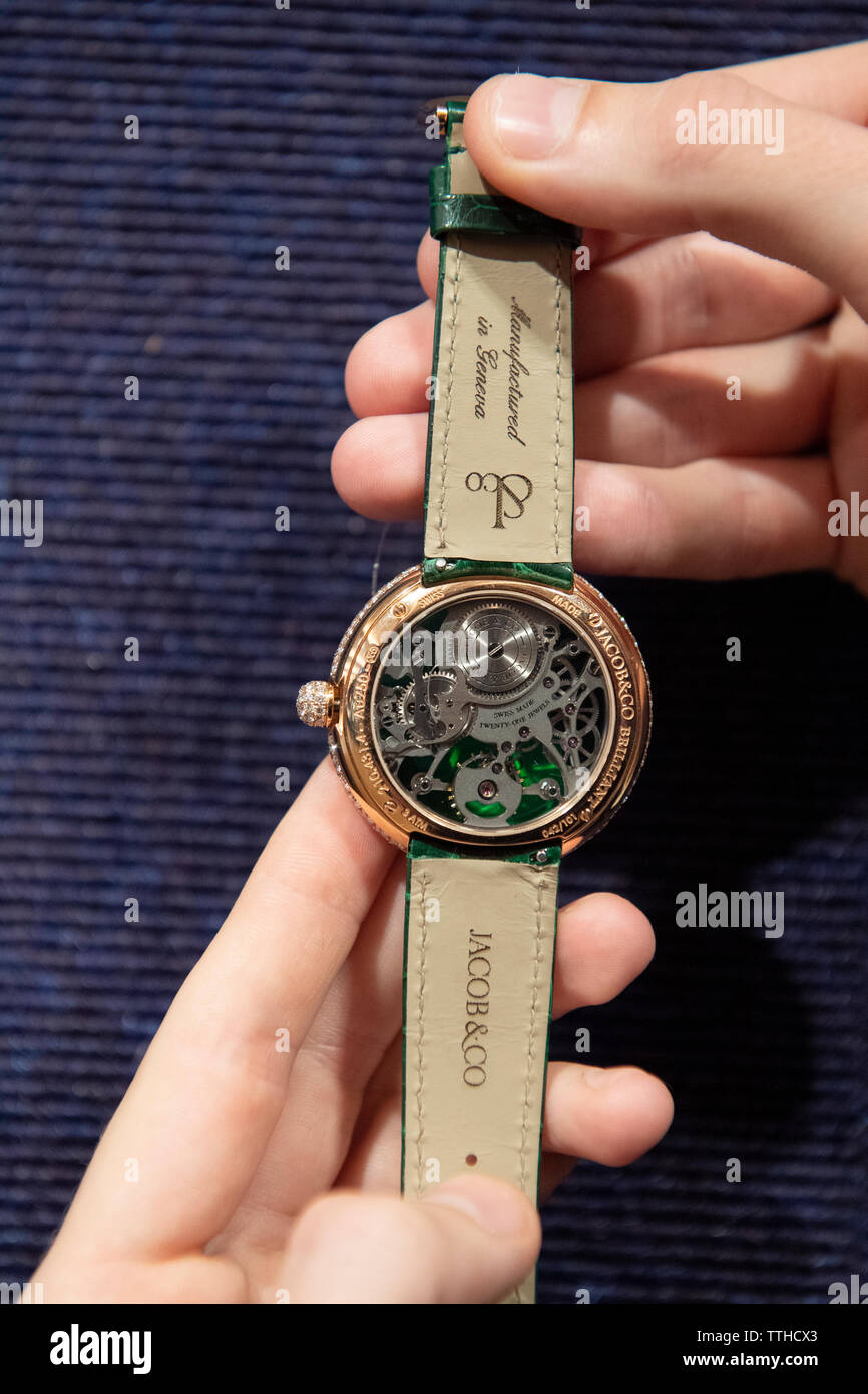 Bonhams, London, UK. 17. Juni 2019. Jakob & Co. eine limitierte Edition skeletonised 18K Rose Gold und Diamanten Handbuch wind Armbanduhr eingestellt, Schätzung, £ 7.000, 000. Credit: Malcolm Park/Alamy Leben Nachrichten. Stockfoto