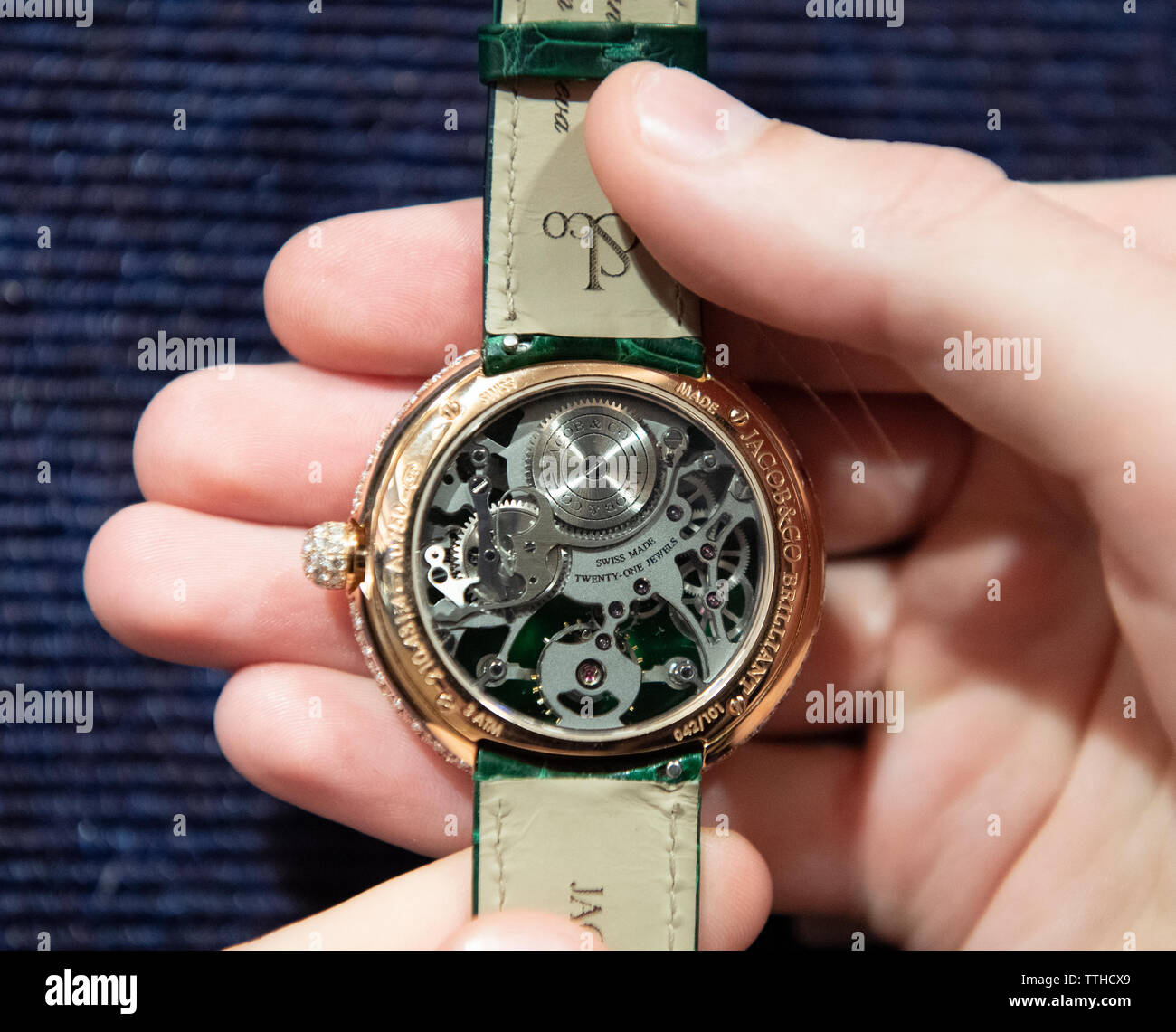Bonhams, London, UK. 17. Juni 2019. Jakob & Co. eine limitierte Edition skeletonised 18K Rose Gold und Diamanten Handbuch wind Armbanduhr eingestellt, Schätzung, £ 7.000, 000. Credit: Malcolm Park/Alamy Leben Nachrichten. Stockfoto