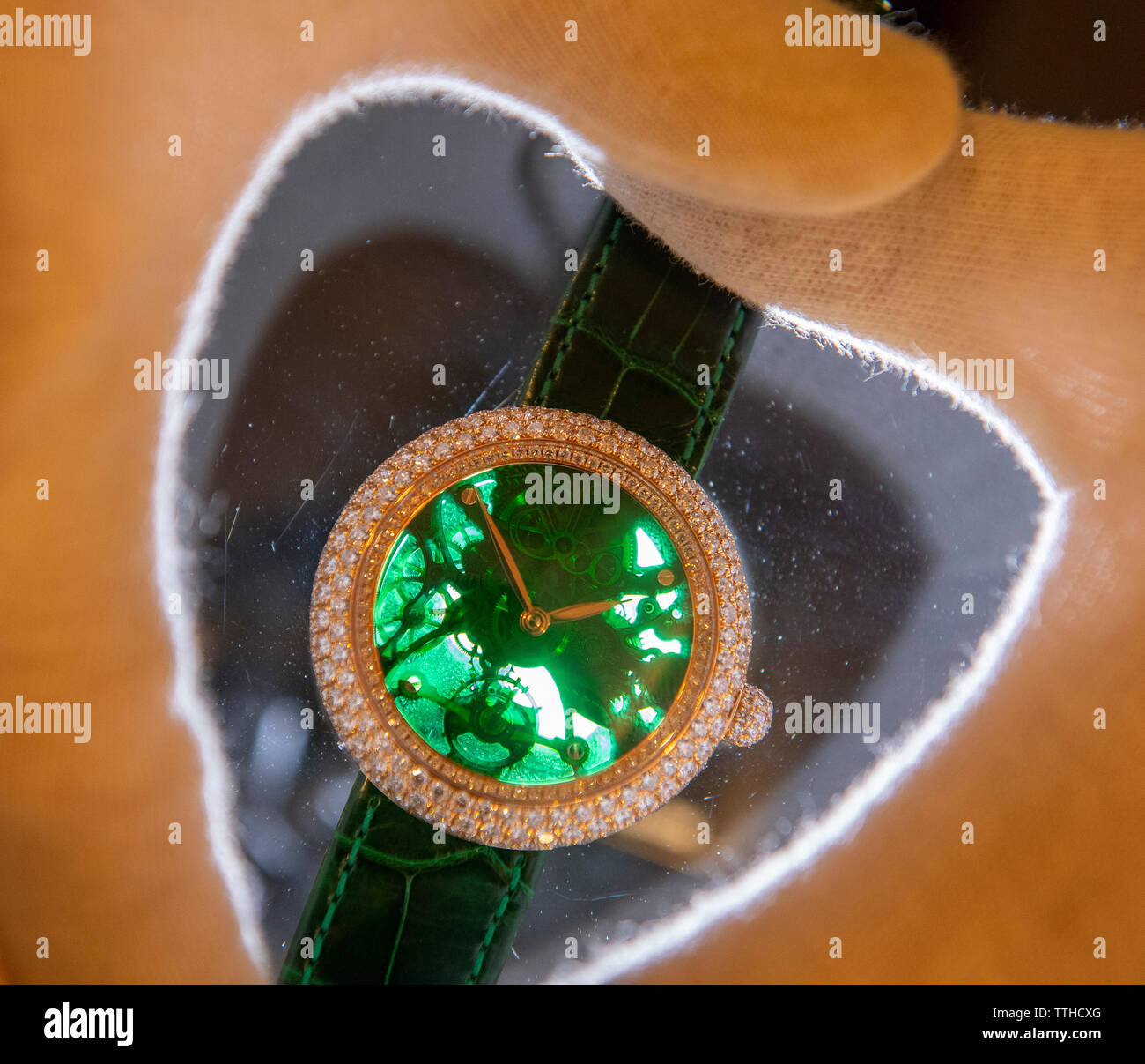 Bonhams, London, UK. 17. Juni 2019. Jakob & Co. eine limitierte Edition skeletonised 18K Rose Gold und Diamanten Handbuch wind Armbanduhr eingestellt, Schätzung, £ 7.000, 000. Credit: Malcolm Park/Alamy Leben Nachrichten. Stockfoto