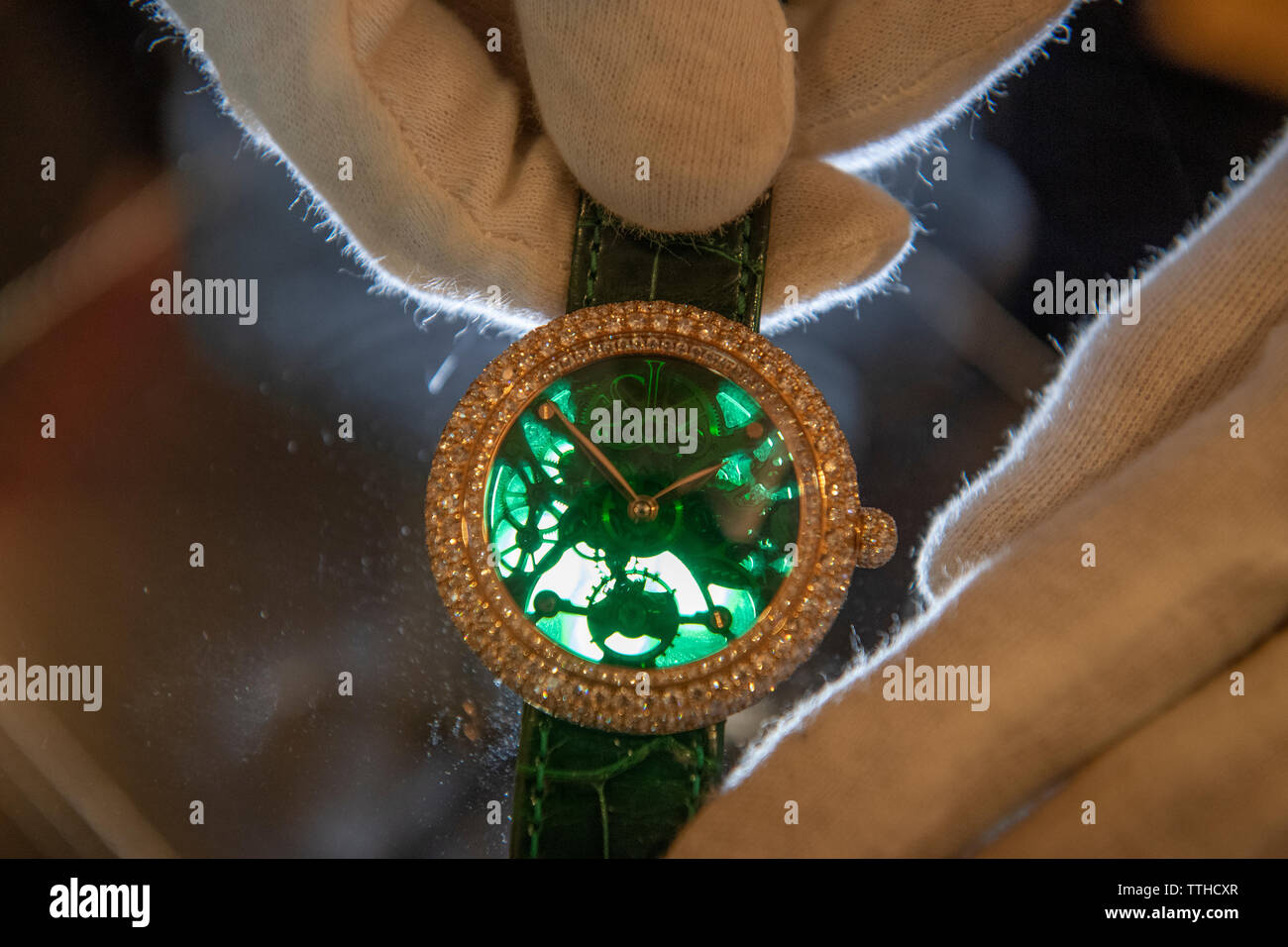 Bonhams, London, UK. 17. Juni 2019. Jakob & Co. eine limitierte Edition skeletonised 18K Rose Gold und Diamanten Handbuch wind Armbanduhr eingestellt, Schätzung, £ 7.000, 000. Credit: Malcolm Park/Alamy Leben Nachrichten. Stockfoto