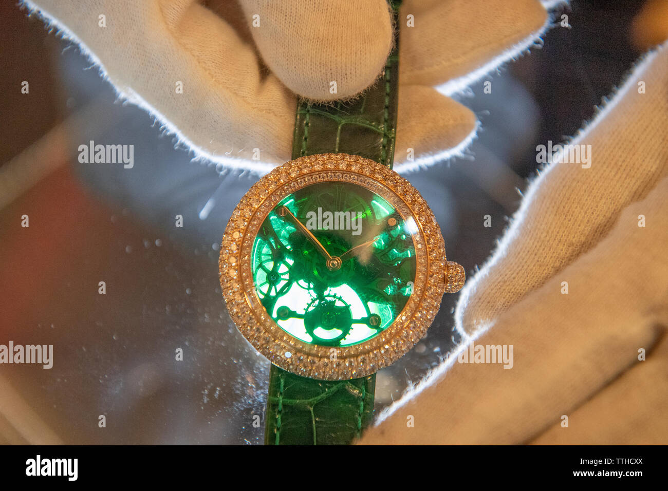 Bonhams, London, UK. 17. Juni 2019. Jakob & Co. eine limitierte Edition skeletonised 18K Rose Gold und Diamanten Handbuch wind Armbanduhr eingestellt, Schätzung, £ 7.000, 000. Credit: Malcolm Park/Alamy Leben Nachrichten. Stockfoto