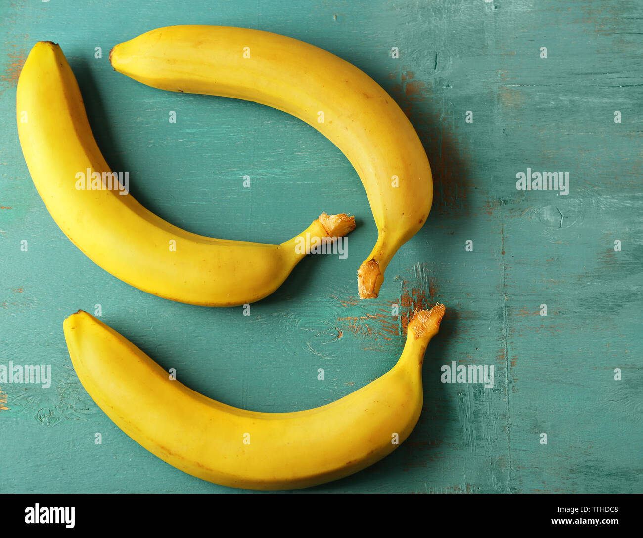 Reife Bananen auf Blau Holz- Hintergrund Stockfoto