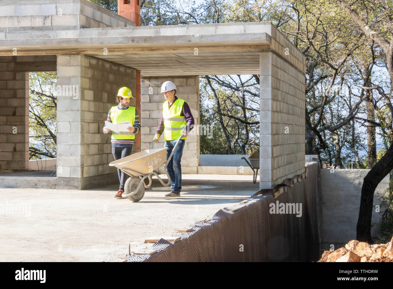 Bauingenieur und Mason während einer Baustelle besuchen, den Bau des Hauses Stockfoto