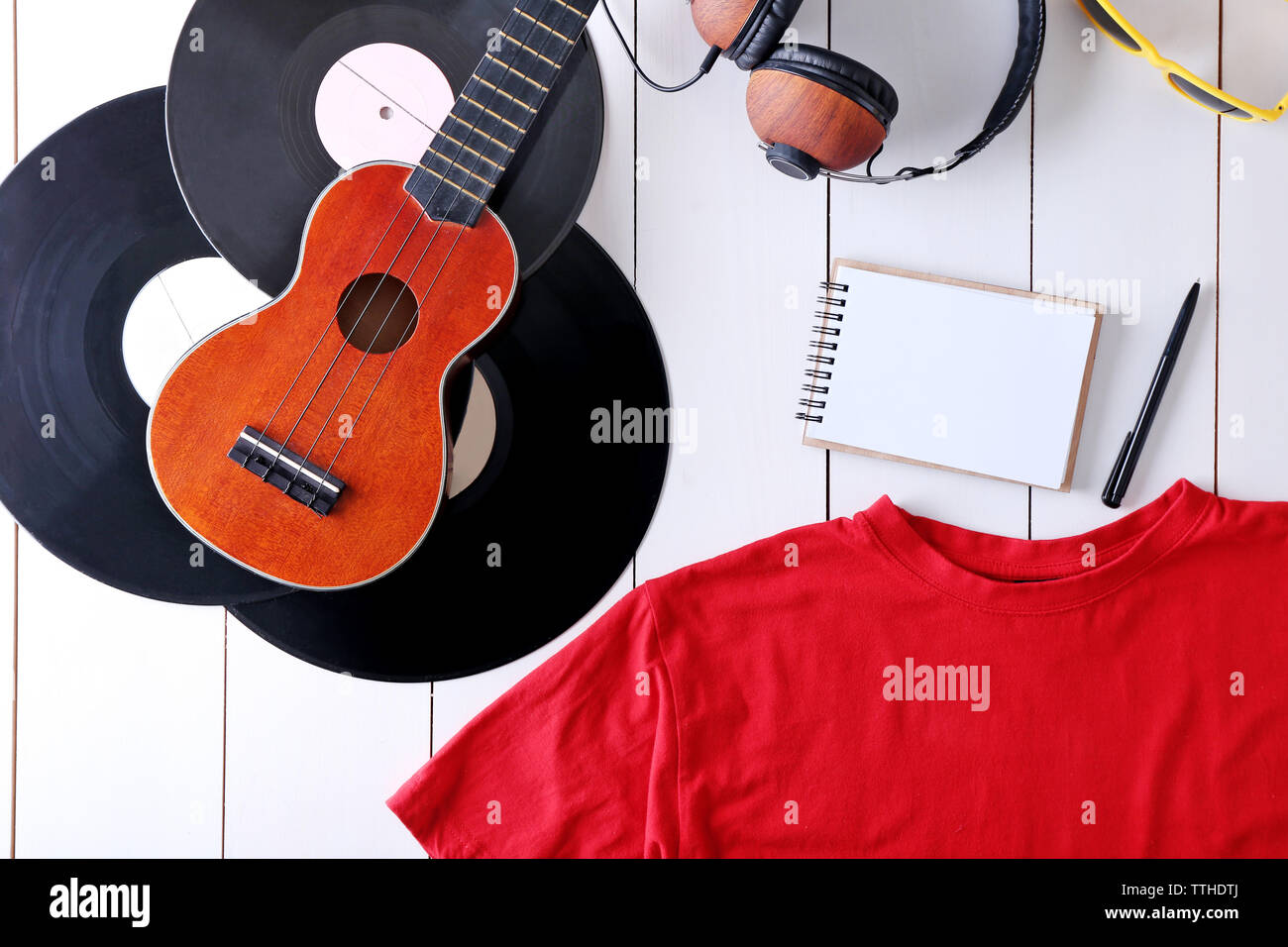 Musikalische Ausrüstung und Kleidung auf Holz- Oberfläche, Ansicht von oben Stockfoto