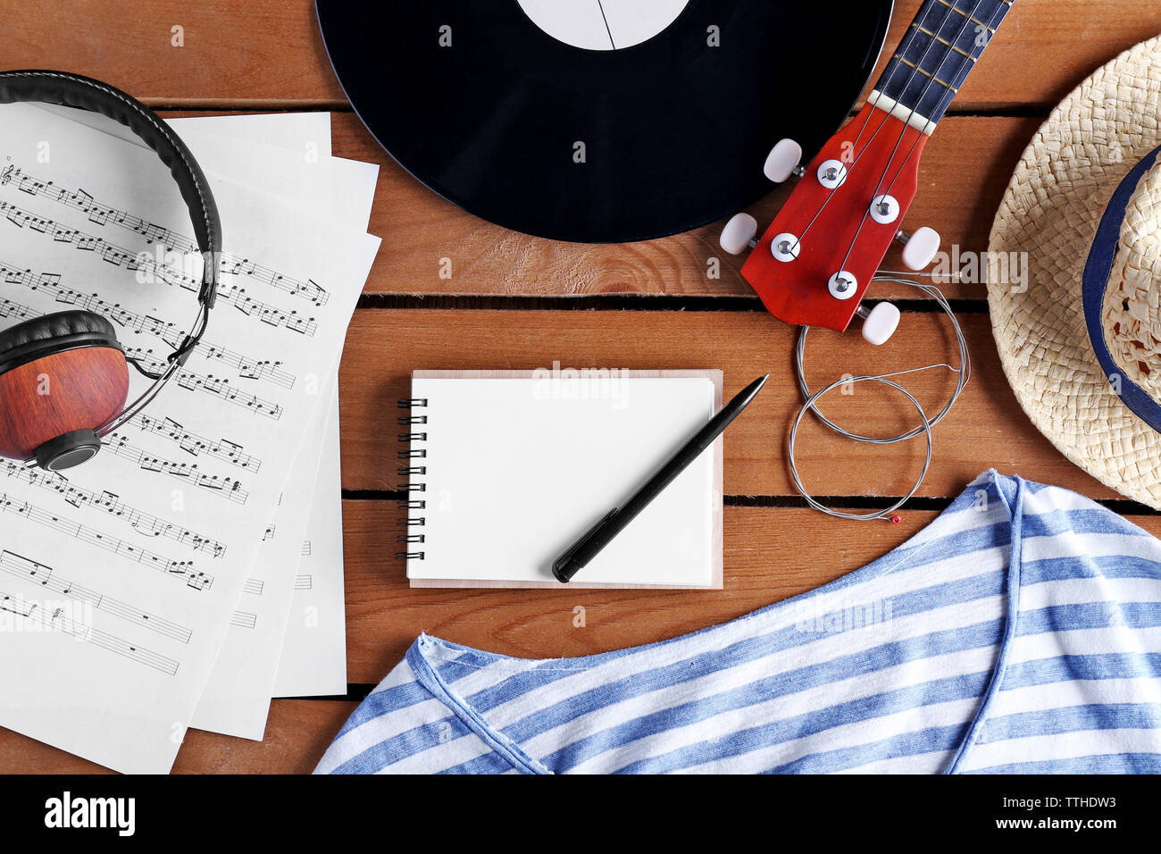 Gitarre, Kopfhörer und Musik Blätter auf Holz- Oberfläche, Ansicht von oben Stockfoto