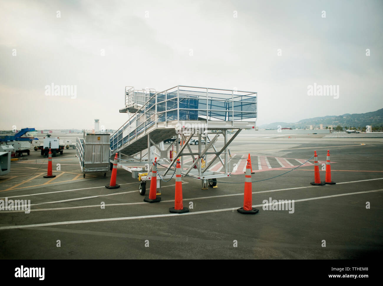 Fluggastbrücke am Flughafen gegen bewölkter Himmel Stockfoto