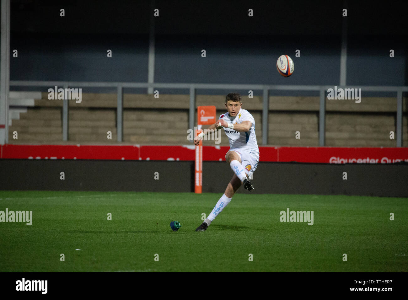 Exeter Chiefs Fliege Hälfte Harvey Skinner einen Elfmeter gegen Gloucester 2 Kader Kingsholm Stadion, Gloucester, Großbritannien Stockfoto