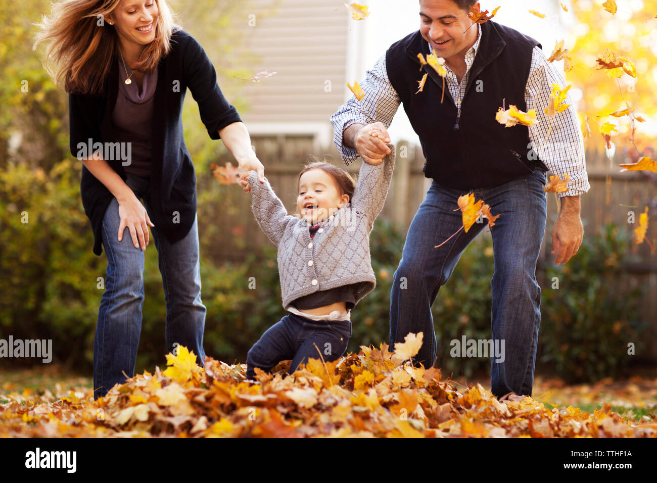 Freundliche Familie spielen auf unordentliche Feld Stockfoto