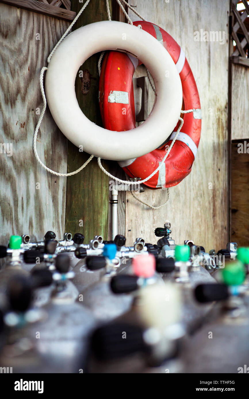 Rettungsringen und tauchen Tanks am Hafen Stockfoto