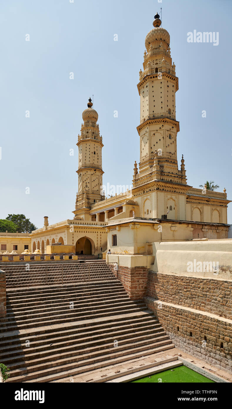 Gelbe Minarett und Wand der Jamia Masjid Moschee, auch als Taube Gehäuse, Srirangapatna, Mysore, Karnataka, Indien Stockfoto